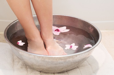 5 Soaks To Remove Foot Odor